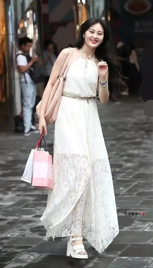 街拍萌萌昧昧的透视纱裙美女