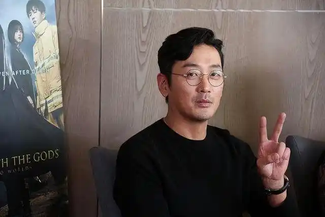 他的本名叫金星勋,他的父亲金勇健是韩国一位家喻户晓的演员