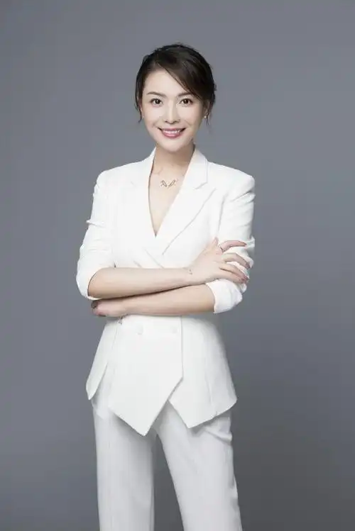 北京台美女主持栗坤辞职,西装配盘发好气质,36岁再创业太佩服