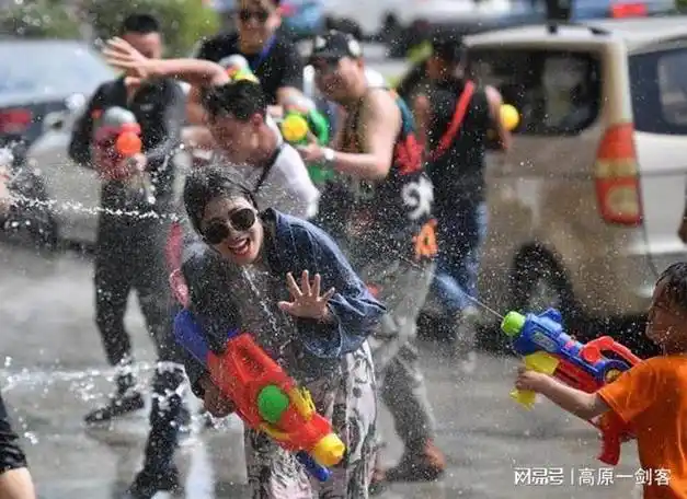 云南泼水节现场到处都在拔拖鞋!黄渤吴克群等明星抱头鼠窜|人字拖|高
