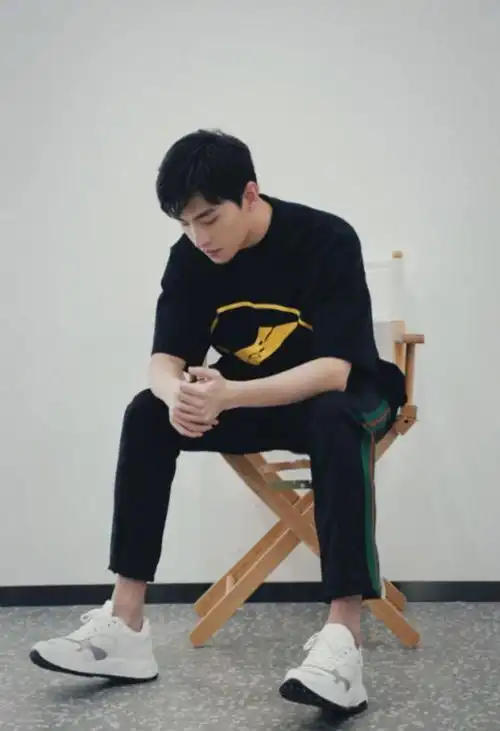 网红霸总林锡总算露脸,看清正脸照后:他一顿吃几个李现?