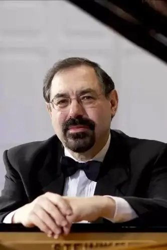 以演奏普罗科菲耶夫,斯克里亚宾等现代派作品而闻名的美国钢琴家