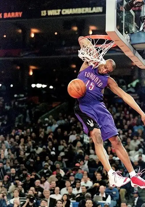 卡特22年职业生涯签7份合同名副其实的扣篮王