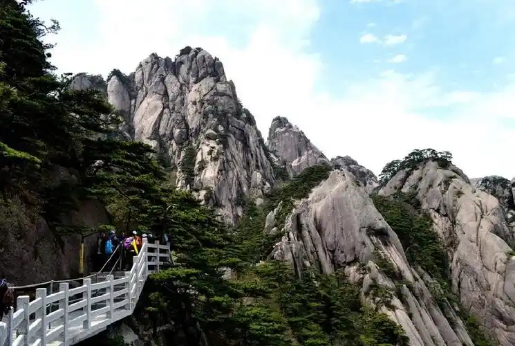 黄山的著名景点有黄山风景区西递宏村古徽州文化旅游区花山谜窟翡翠谷