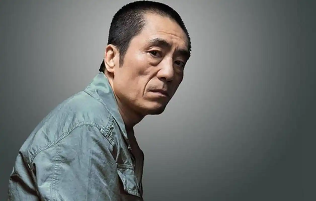 2001年,51岁的张艺谋和19岁的嫩模王海珍共进晚餐,两人一起进酒店,在