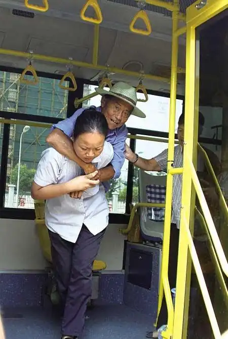 女公交司机背78岁老人上下车 感动网友(图)