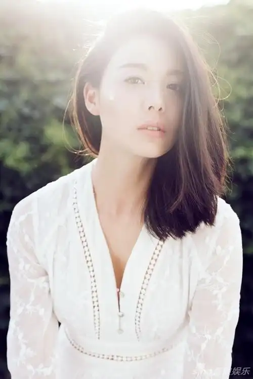 原雨白色蕾丝裙街拍 夏日绽放清新气质