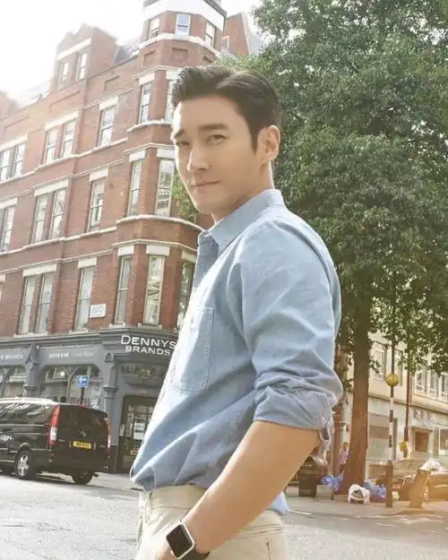 崔始源漫游伦敦街头时尚大片 承包了这条街最靓的崽!