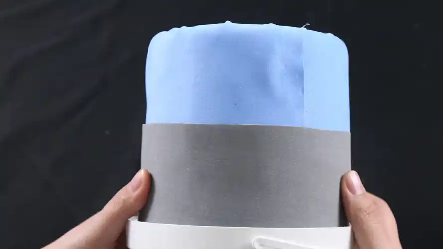 空油漆桶不用当垃圾,在底下钻个洞,挂在卫生间门上好