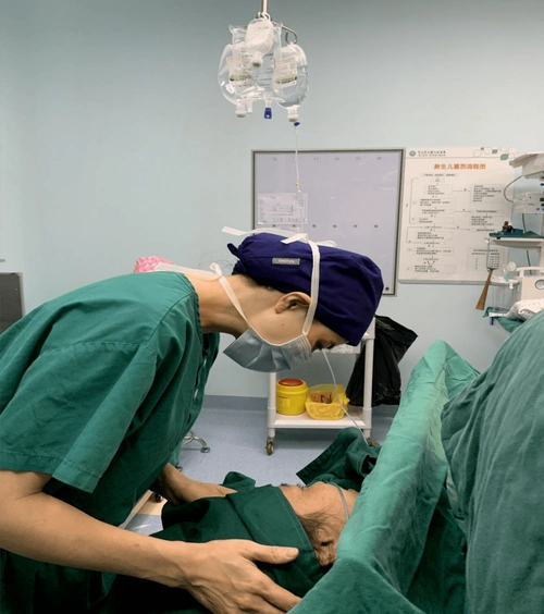 手术台上递真情无影灯下护生命