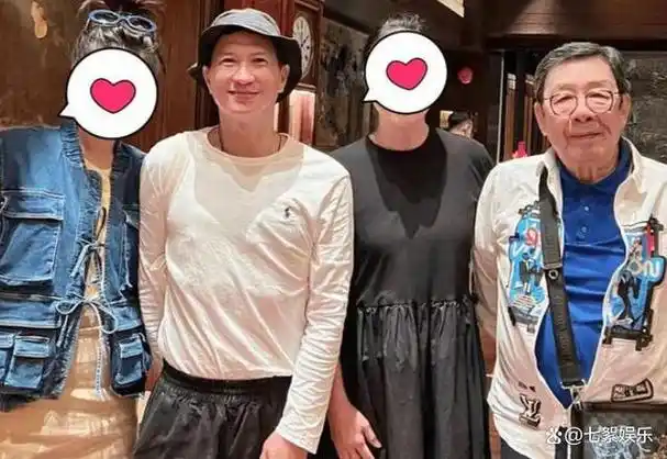 有一位博主晒出了与胡枫,罗兰,张家辉三人合影的照片