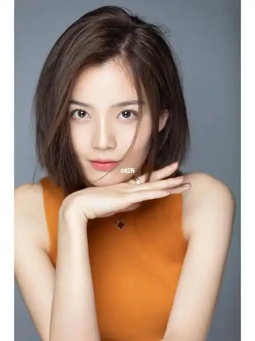 这款短发是2020年剪的,刷小红书可以刷到很多发型师在刷这款发型,也用