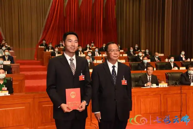 江华当选为玉溪市人民政府市长