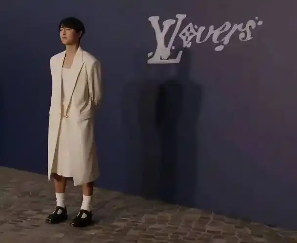 宋仲基lv大秀新造型突破!男人穿裙子也能如此帅气!_时尚_挑战_魅力