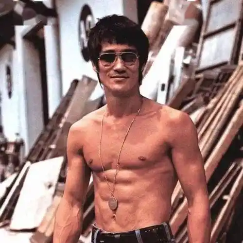 据资料显示,李小龙双手能连续做1500个左右俯卧撑;单手可连续做400个