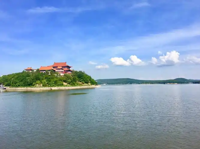 风景优美,水平如镜的镜泊湖