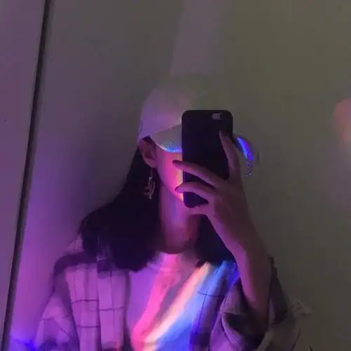 女生对镜拍照头像出炉啦