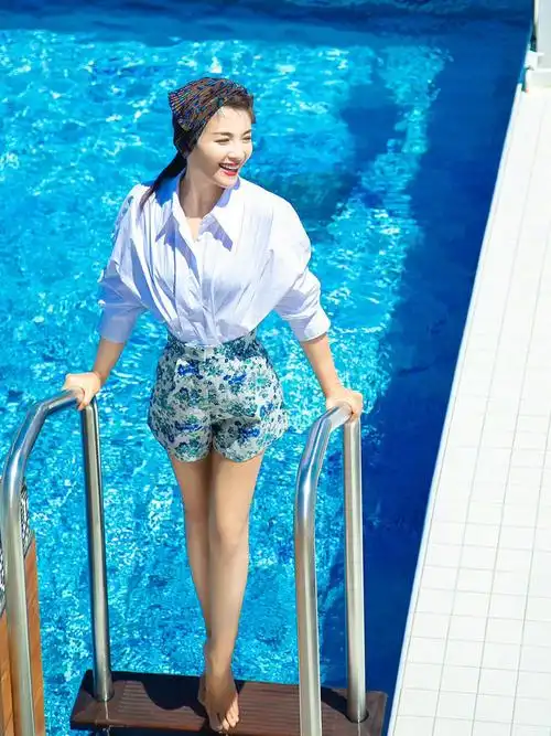 刘涛把"白衬衫 花短裤"穿火了,配上头巾气质惹眼,美出新高度
