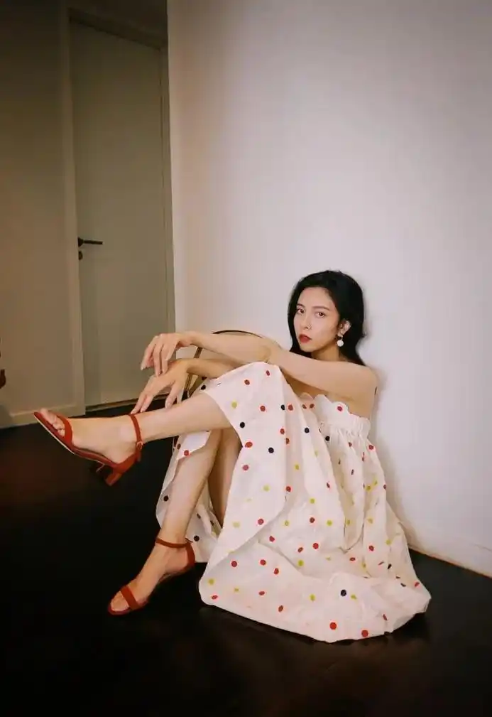 宋妍霏一身穿搭三个季节,上身是秋天,下身是夏天,脚上是冬天