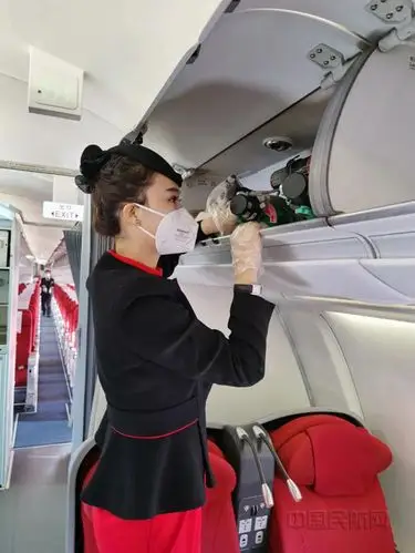 除毕楠外,几名乘务员都是"90后",没有一起飞过,甚至有些乘务员之间并