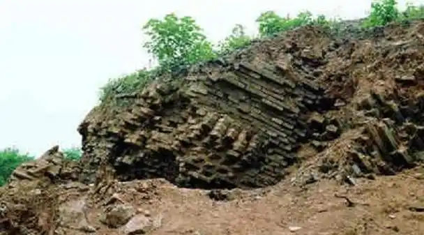 数千年后雷峰塔倒塌,塔下压住的并不是白娘子,而是另有其人