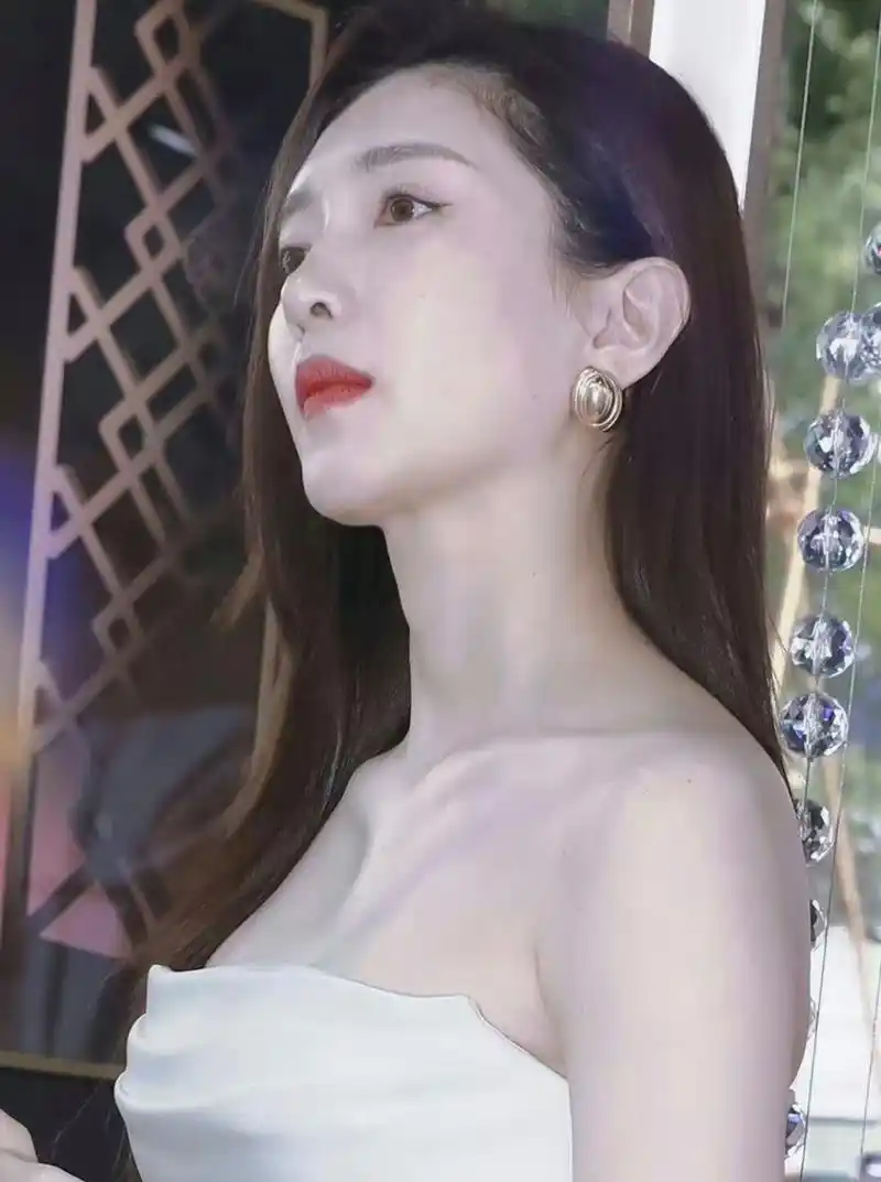 早期的江疏影表情跟王楚然很像,也是扬着头眼睛总向上看,看起来很傲气