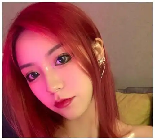 刀小刀为自证颜值直播卸妆,满脸全是痘痘,确实和视频