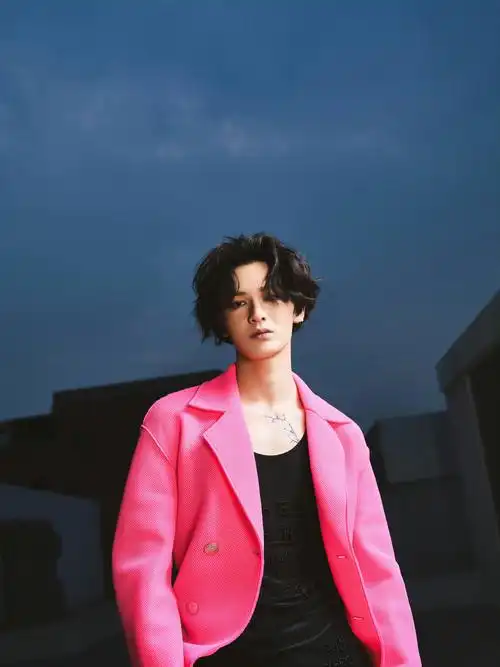 朱正廷粉色亮色西装造型 卷发,西装,锁骨纹身贴