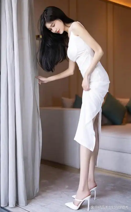 穿上白色吊带裙的美女气质出众,让人无法忽视