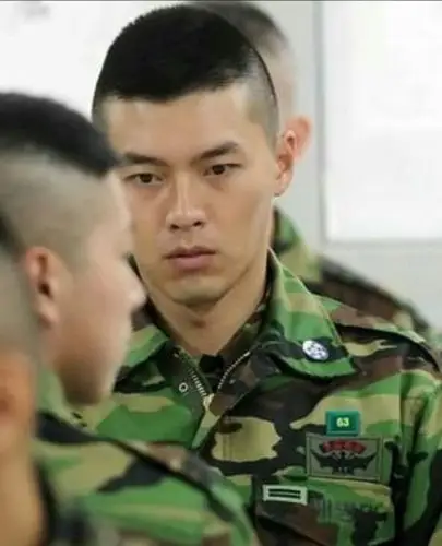 军人发型大多都是寸头发型,包括圆寸,毛寸,板寸等,也有炮头发型!