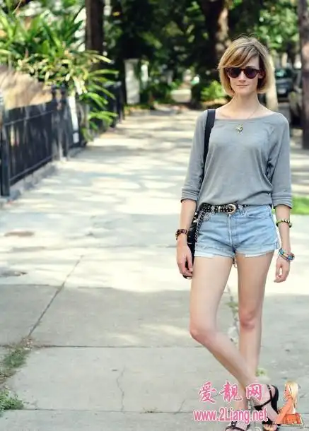 时尚街拍低腰裤透露女性别样风情