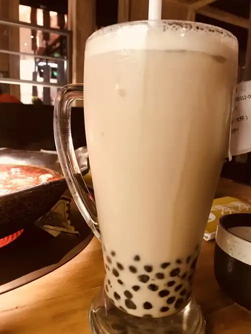 招牌珍珠奶茶,真的是超大一杯()