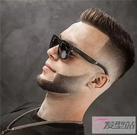 三面剃的设计最是常见,是一款清爽大气的成熟感男士发型.莫西干短发