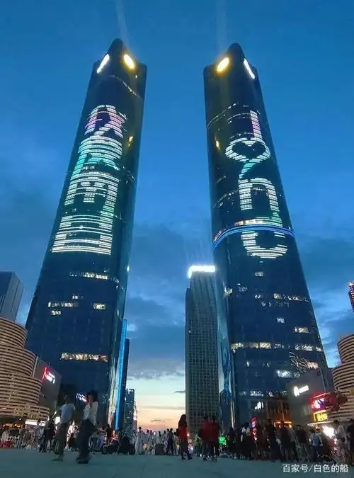 在南昌303m双子塔宝藏夜市下,点亮"摊浪"中的城市梦想