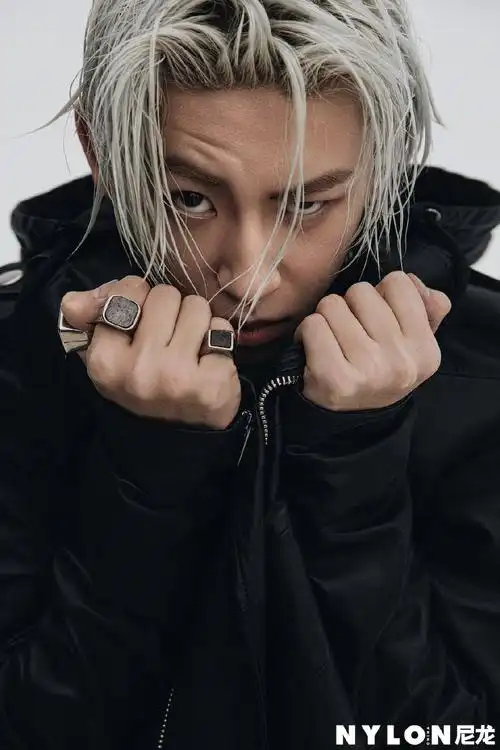 主题:@鬼姐,尼龙拍的封面和内页都好帅啊而且文案