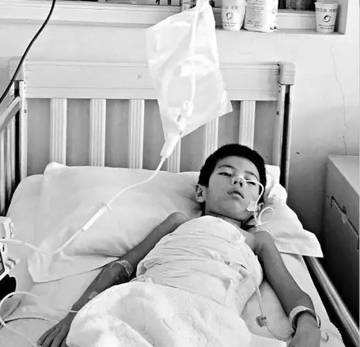 7岁男孩被玉米茬戳肚子内脏损伤 父母举债20万