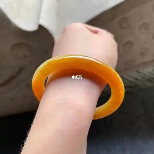 圆条满黄翡镯.尺寸:51-9-8.8mm.