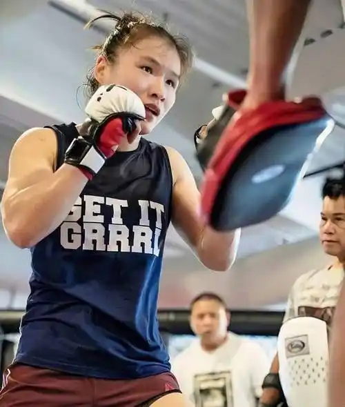 原创九零后姑娘用拳头闯天涯敢拼敢斗输过赢过没有放弃过