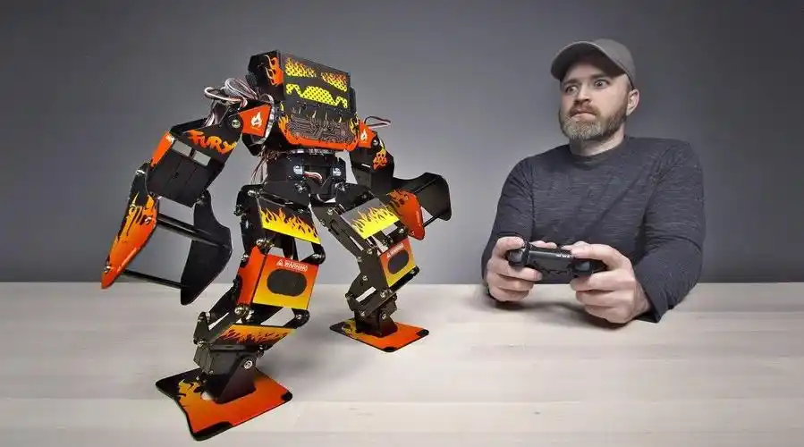 一万元的机器人玩具有什么特别?跳舞拳击打滚样样精通,太好玩了