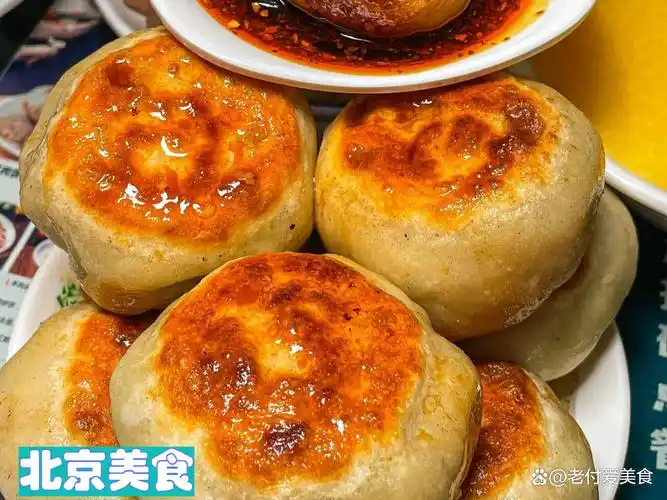 肉馅包子是北京的传统小吃之一,以其皮薄馅足,口感鲜美而著称.