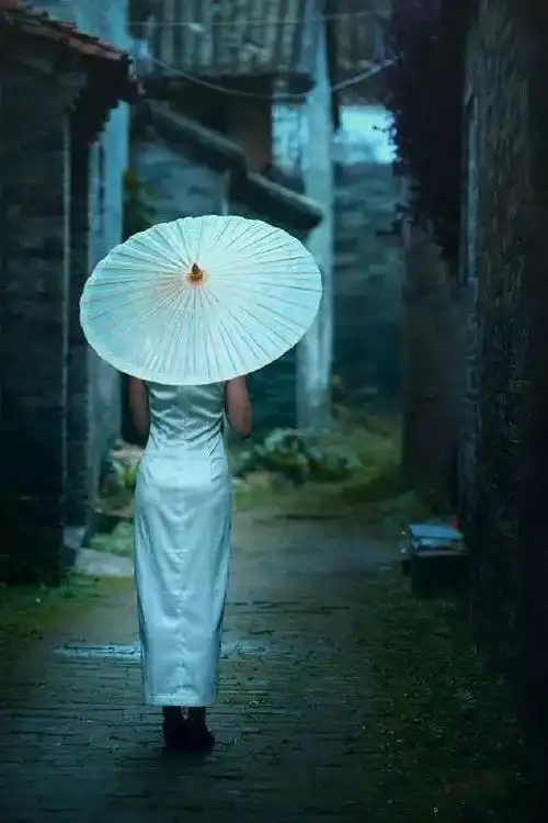 等你,在悠长悠长的雨巷!