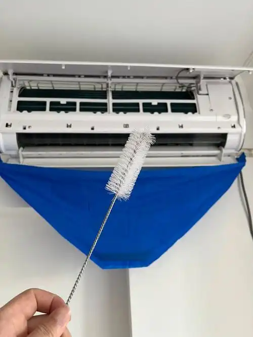 喷满散热片和风轮,静待15分钟.期间清洗过滤网,过滤网上也可以喷一点.