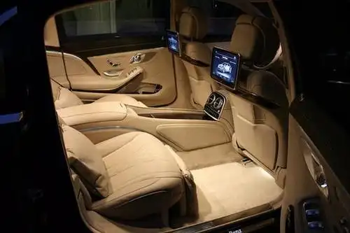 迈巴赫s600内饰的奢华程度是公认的,无车可比,高贵与精致也就不言而喻