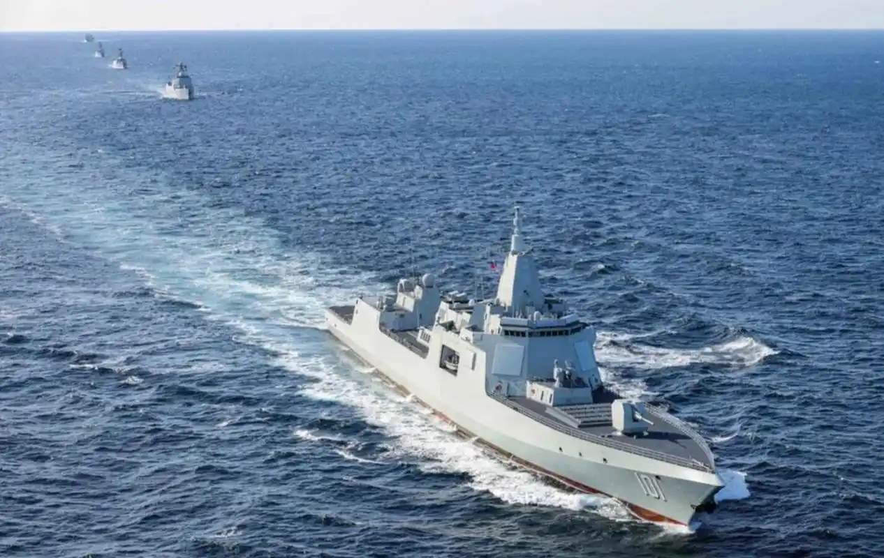 055型拉萨舰一路北上,中国舰队驶入日本海域,首次远洋担当重任