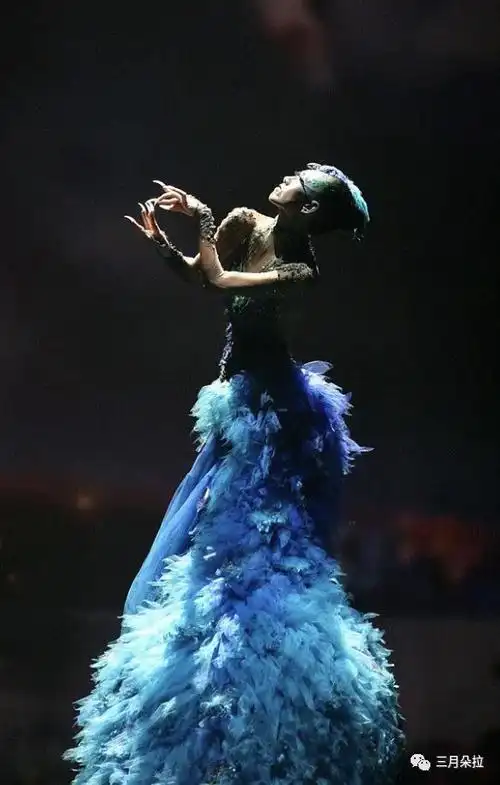 6月15日中午,话题 #杨丽萍孔雀舞中舞者造型被指不雅# 快速上升至微博