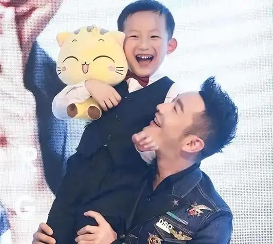 离婚后黄晓明首谈杨颖,儿子肺炎母亲摔伤,却没人可以搭把手带娃