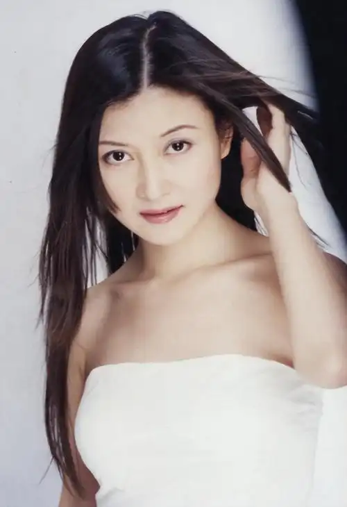 朱晓琳:15岁唱《妈妈的吻》,21岁退圈经商,53岁依旧未婚