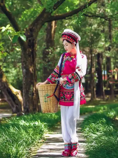 树林里的白族姑娘少女感十足7373大理约拍