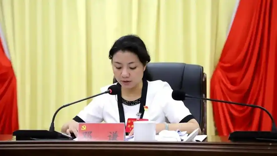 县委副书记,县长邓谦就《决定(讨论稿)》向全会作说明全会强调,要奋力