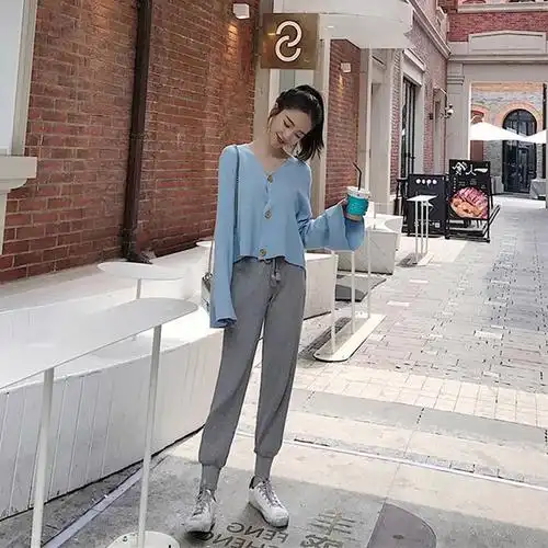 蓝色上衣 灰色裤子